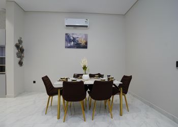 شقة بصالة مريحة وتصميم هادئ 