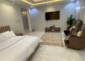استديو بسرير ماستر وأثاث مريح 