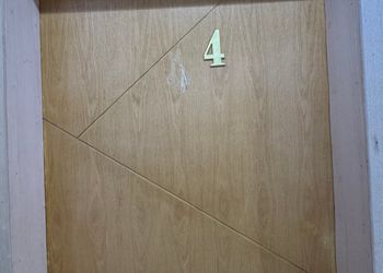 استديو بأثاث مريح وبسيط 