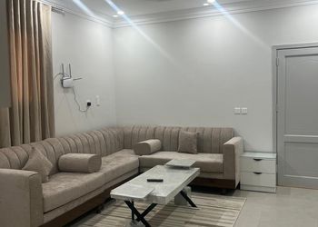 استديو بأثاث مريح وبسيط 
