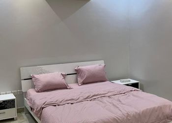 شاليه بمسطح اخضر وجلسة خارجية 