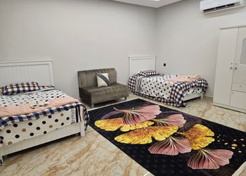 استديو بسريرين مفردة و أثاث مريح