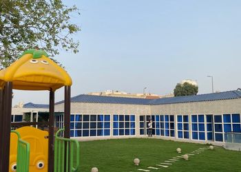 شاليه بمجلسين ومسبحين وحديقة 