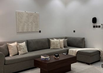 استديو بأثاث مريح وبسيط 