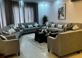 شاليه بجلسة خارجية ومسطح اخضر
