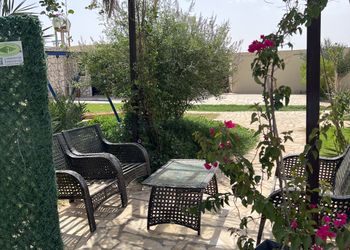 مزرعة بملاعب وإطلالة على النخيل 