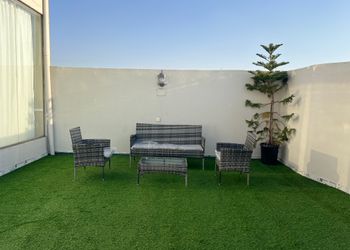 شقة غرفتين نوم وصالة وسطح       