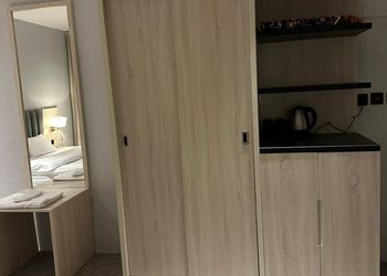 استديو بأثاث مريح وبسيط 