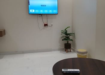 استديو بأثاث مريح وبسيط 