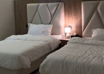 شاليه بمسطح اخضر ومسبح 