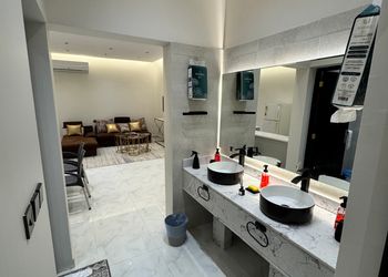 شاليه بمسطح اخضر ومسبح 