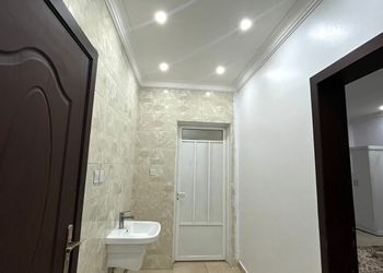 استديو بأثاث مريح وبسيط 