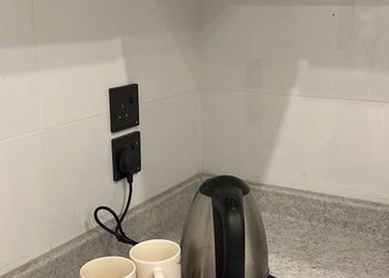 شقة بصالة وثلاث غرف نوم