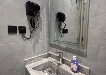 استديو بأثاث مريح وبسيط 