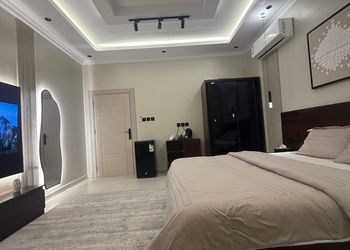 غرفة بسرير ماستر