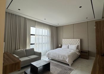 استديو بأثاث مريح وبسيط 