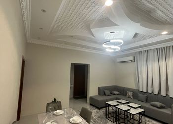 شقة بصالة جلوس وغرفة نوم
