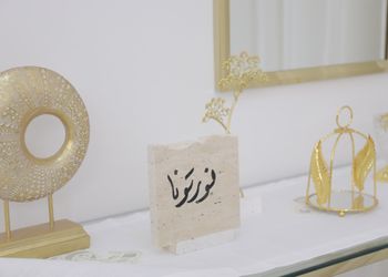 شاليه بجلسة خارجية ومسطح اخضر