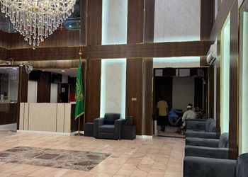 غرفة بأسرة مريحة وأثاث بسيط 