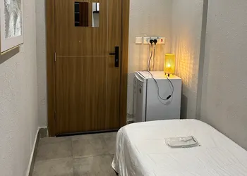 استديو بأثاث مريح وبسيط 