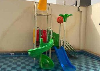 شاليه بألعاب مائية ومسطح اخضر