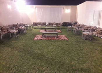شاليه بجلسة تطل على مسبح خارجي 