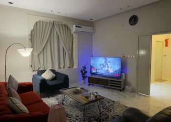 شقة بغرفتين نوم وأثاث مريح