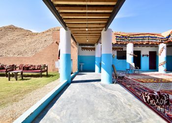 مخيم بجلسة خارجية ومسطح اخضر