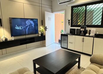 شقة بصالة أنيقة وغرفة نوم مريحة