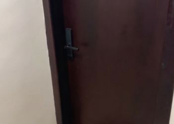 شقة بصالة أنيقة وغرفتين نوم 