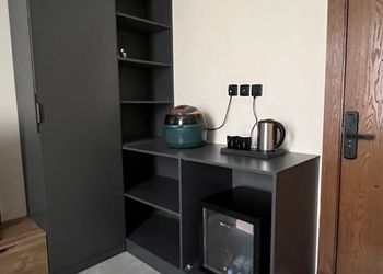 استديو بأثاث مريح وبسيط 