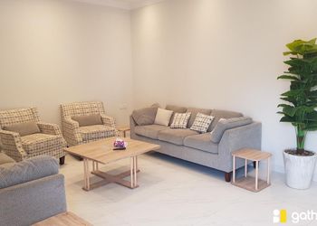 شاليه بمسطح اخضر والعاب اطفال 