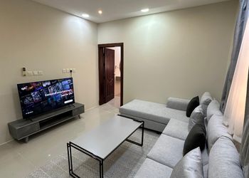 شقة بصالة مريحة وغرفة نوم