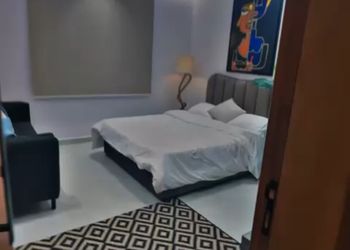 استديو بسرير ماستر وجلسة مريحة 