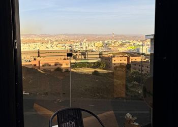 شقة بصالة مريحة وغرفتين نوم 