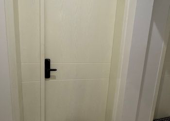 استديو بأثاث مريح وبسيط 