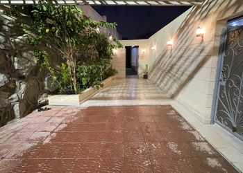 شالية واسع بمجلس ومسبح خارجي