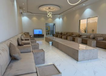 شاليه بمسطح اخضر وجلسة خارجية