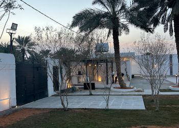 استراحة بمسبح خارجي وجلسة خارجية