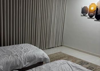 شقة بصالة جلوس وغرفتين نوم 