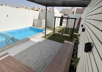 شالية مودرن بجلسة مطلة على المسبح 