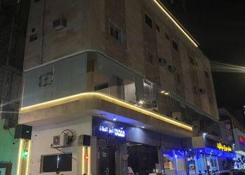 غرفة بسرير مزدوج