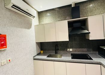 شاليه بجلسة تطل على مسبح خارجي 