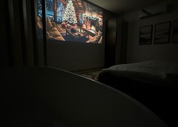 شقة بصالة وغرفتين نوم وسينما