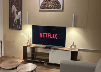 استديو بسرير ماستر  وجلسة جانبية
