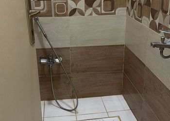 غرفة بسرير ماستر