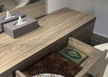 غرفة بسرير ماستر