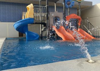 شاليه بألعاب مائية ومسطح اخضر