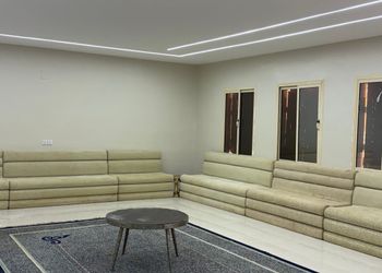 مزرعة بمسطحات خضراء وجلسة خارجية