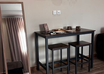 استوديو مميز بطابع خشبي هادئ